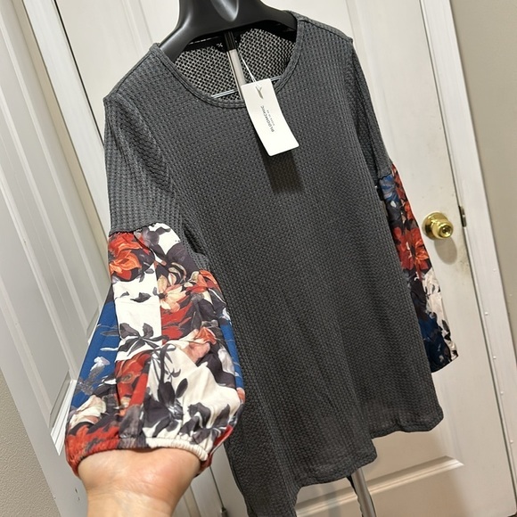 NWTs BloomChic Grey Waffle Knit Floral Print Blouse 2XL  - us size 18 - Picture 3 of 6